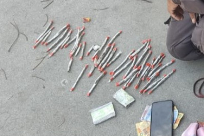 PM detém quatro envolvidos com o tráfico de drogas na praça do bairro São Cristóvão, em Cabo Frio