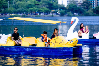 Wanessa Camargo curte passeio de pedalinho com Dado Dolabella e o filho