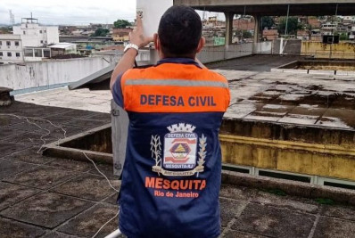 Defesa Civil de Mesquita realiza manutenção periódica do pluviômetro automático