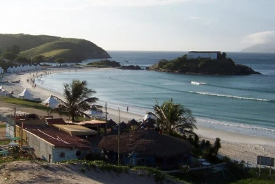 Uma pessoa morre e outras duas ficam feridas após tiros na Praia do Forte, em Cabo Frio