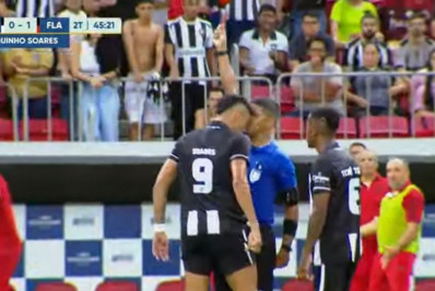 Pleno do STJD reduz penas de Tiquinho Soares e Botafogo por episódio no Campeonato Carioca