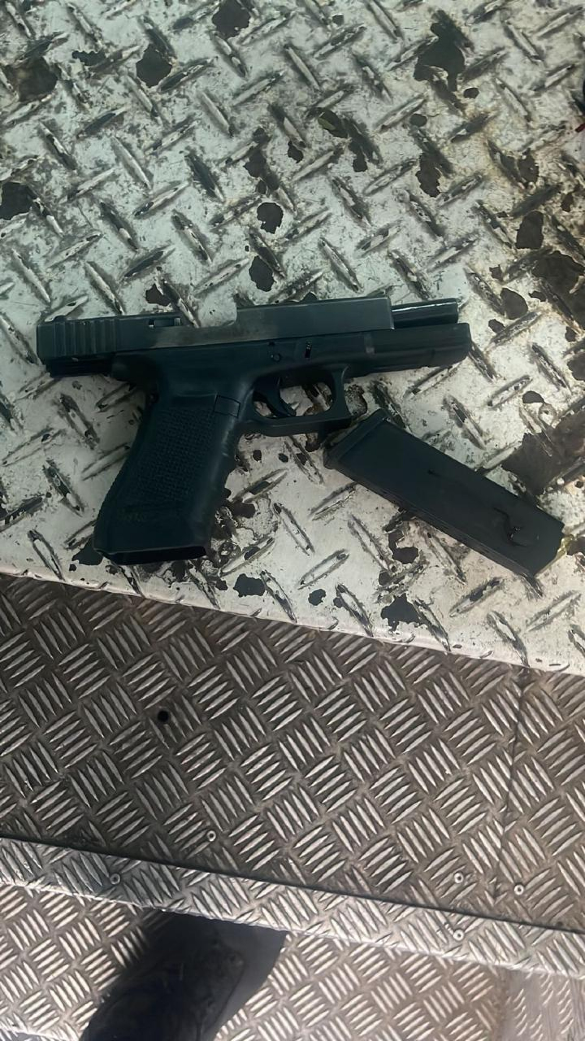 Um dos chefes do tráfico da Vila Kennedy foi baleado durante uma troca de tiros. O criminoso estava com esta pistola que foi apreendida pelos policiais  - Divulgação / PMERJ