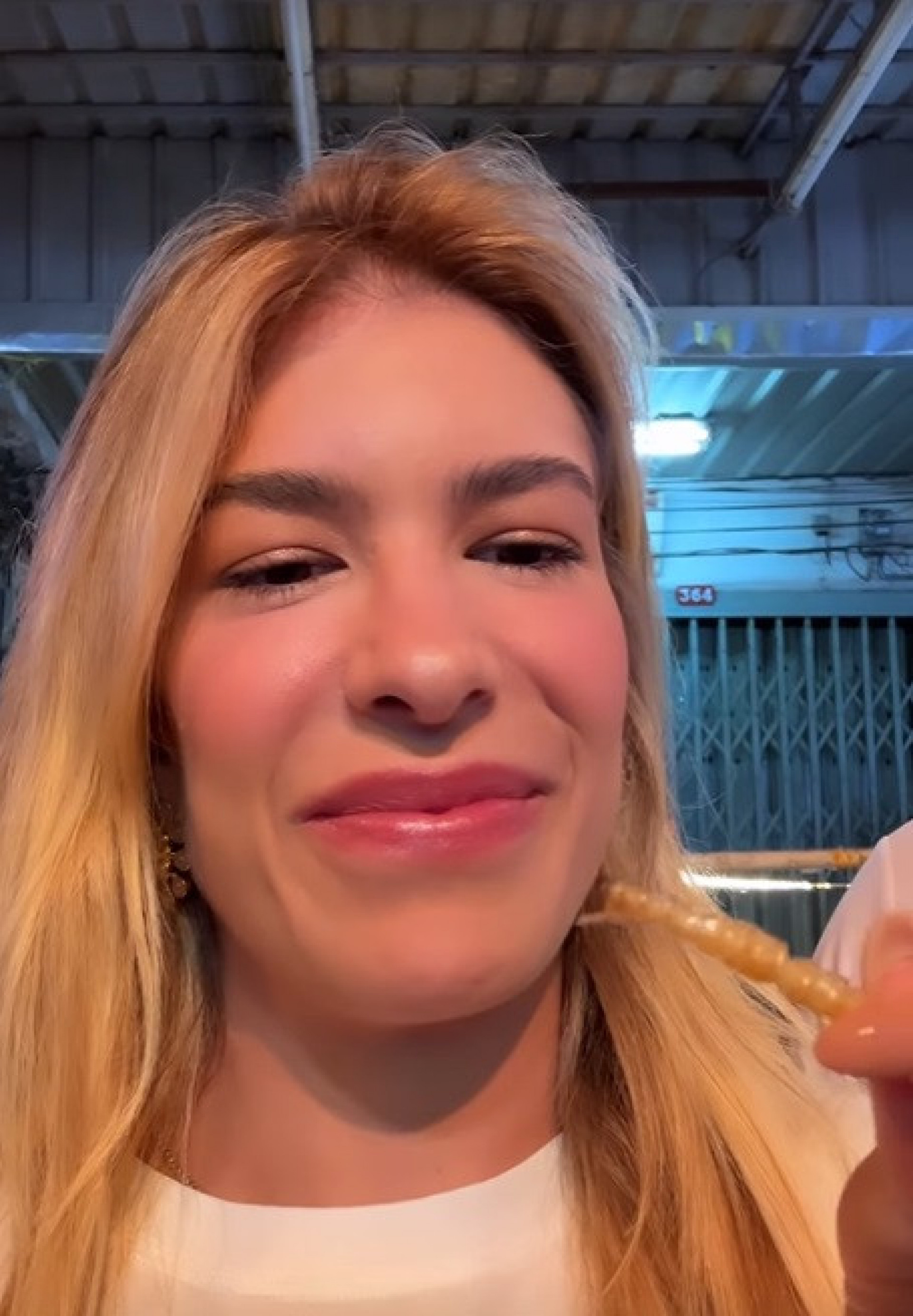 Lore Improta come minhocas durante viagem à Tailândia - Reprodução do Instagram