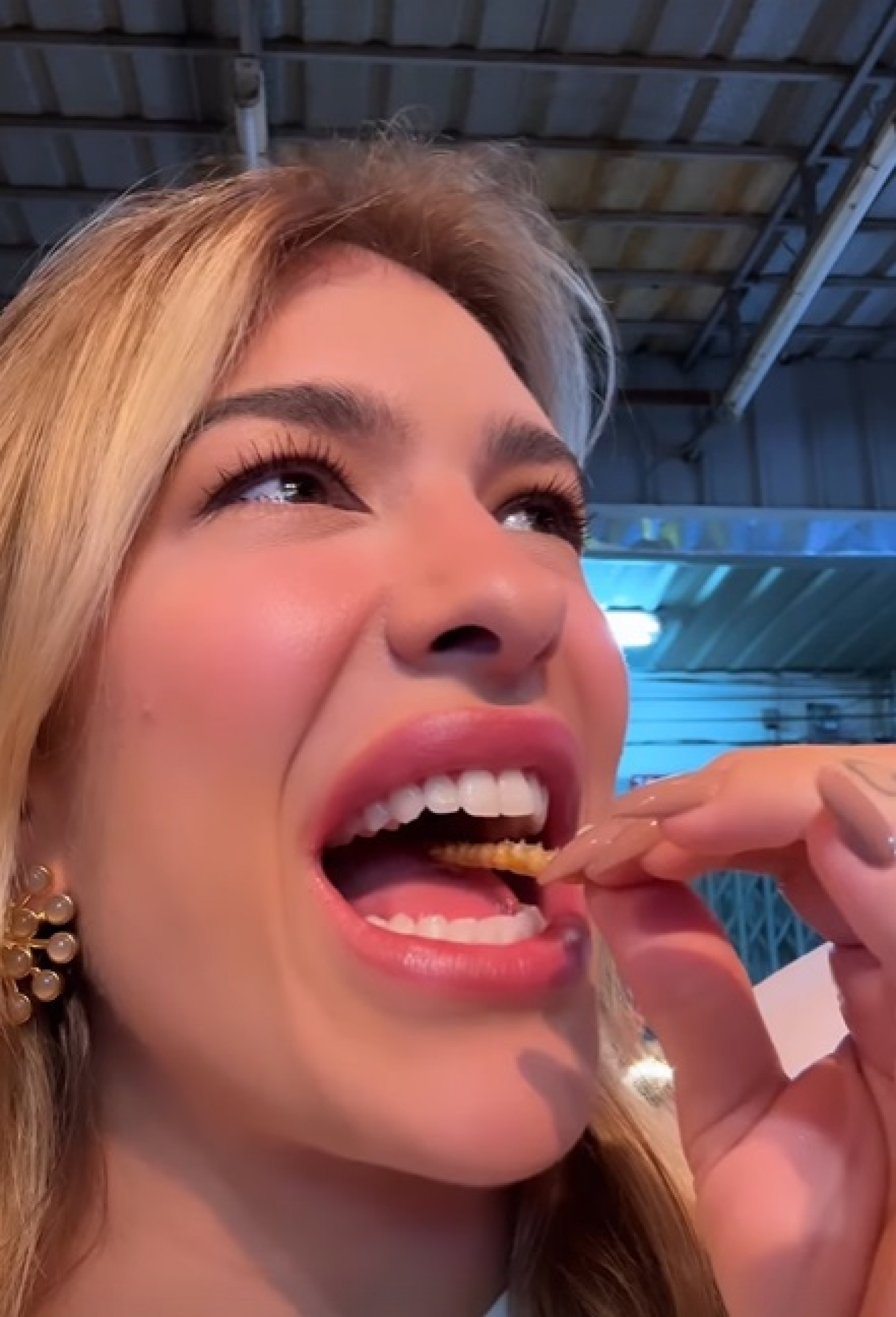 Lore Improta come minhocas durante viagem à Tailândia - Reprodução do Instagram