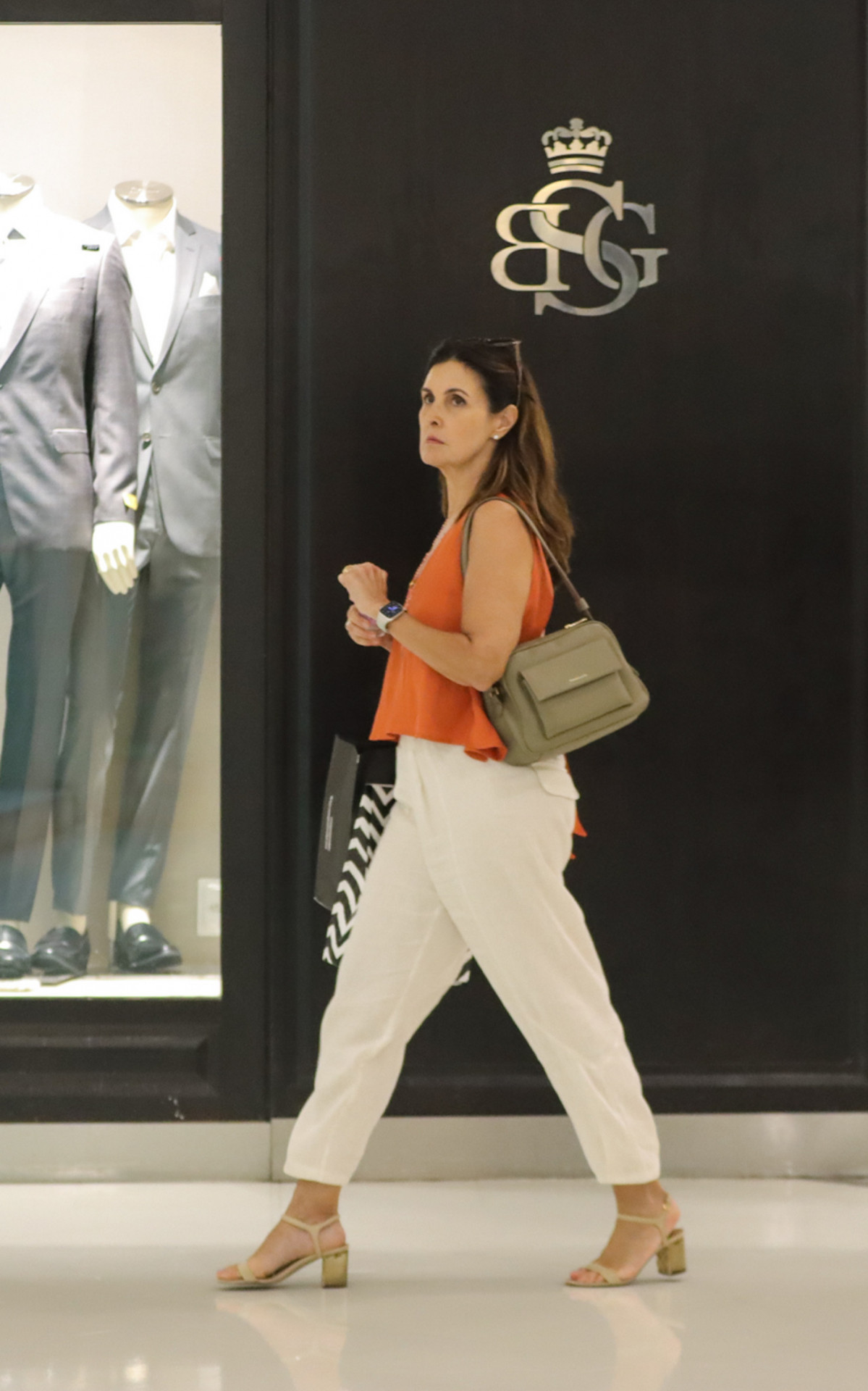 F&aacute;tima Bernardes faz compras em shopping da Zona Sul do Rio