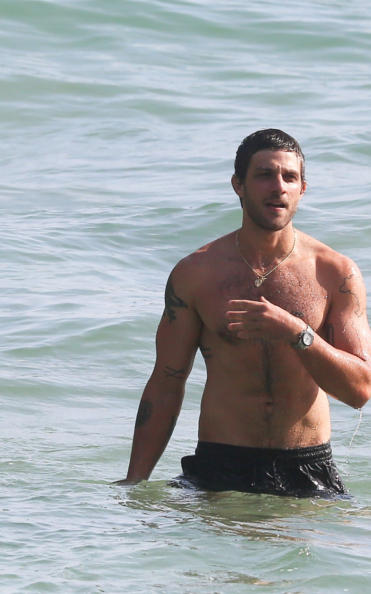 Chay Suede na praia de Grumari 