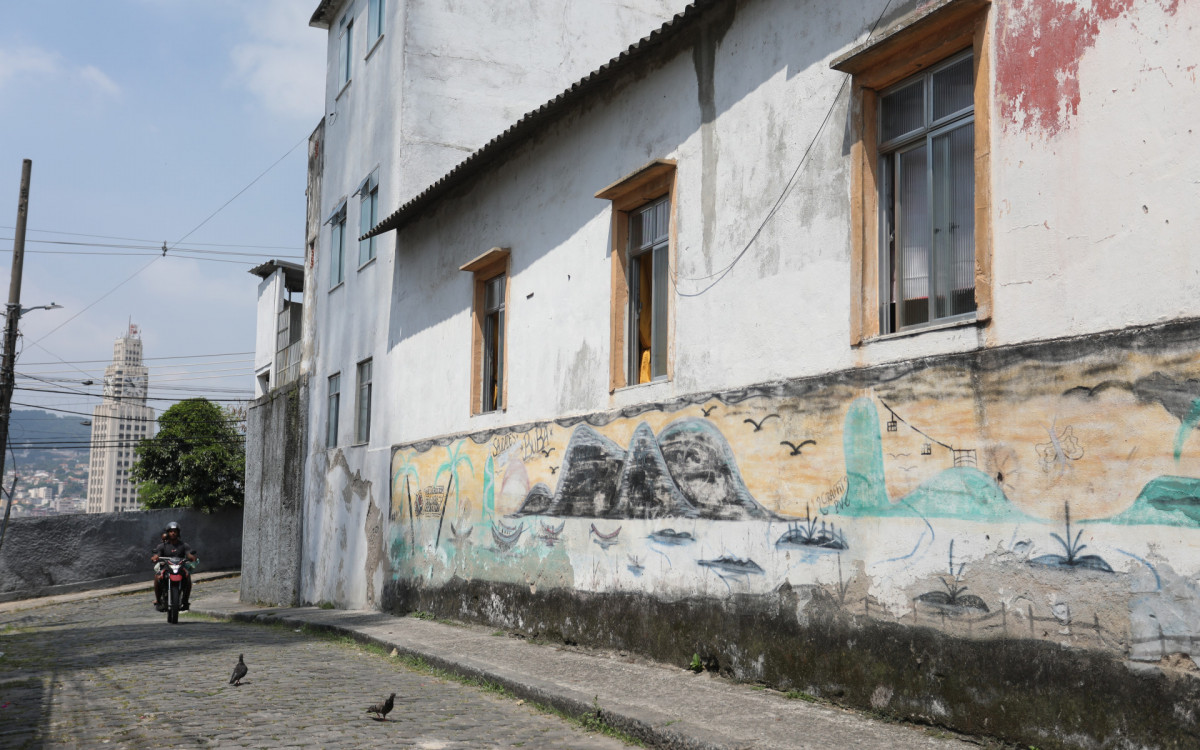 PAUTA ESPECIAL - O guia tur&iacute;stico Cosme, morador e guia no morro da Provid&ecirc;ncia faz passeios tur&iacute;sticos pelo morro atrav&eacute;s do Rol&eacute; dos Favelados. 