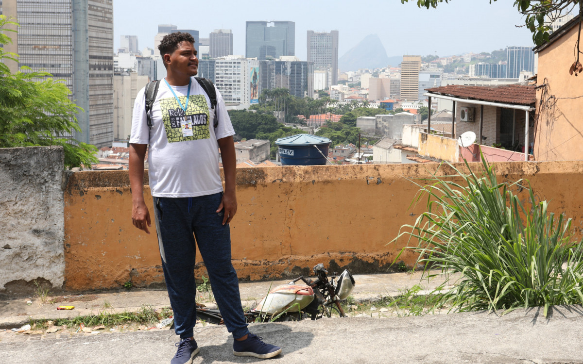 PAUTA ESPECIAL - O guia tur&iacute;stico Cosme, morador e guia no morro da Provid&ecirc;ncia, faz passeios tur&iacute;sticos pelo morro atrav&eacute;s do Rol&eacute; dos Favelados. 