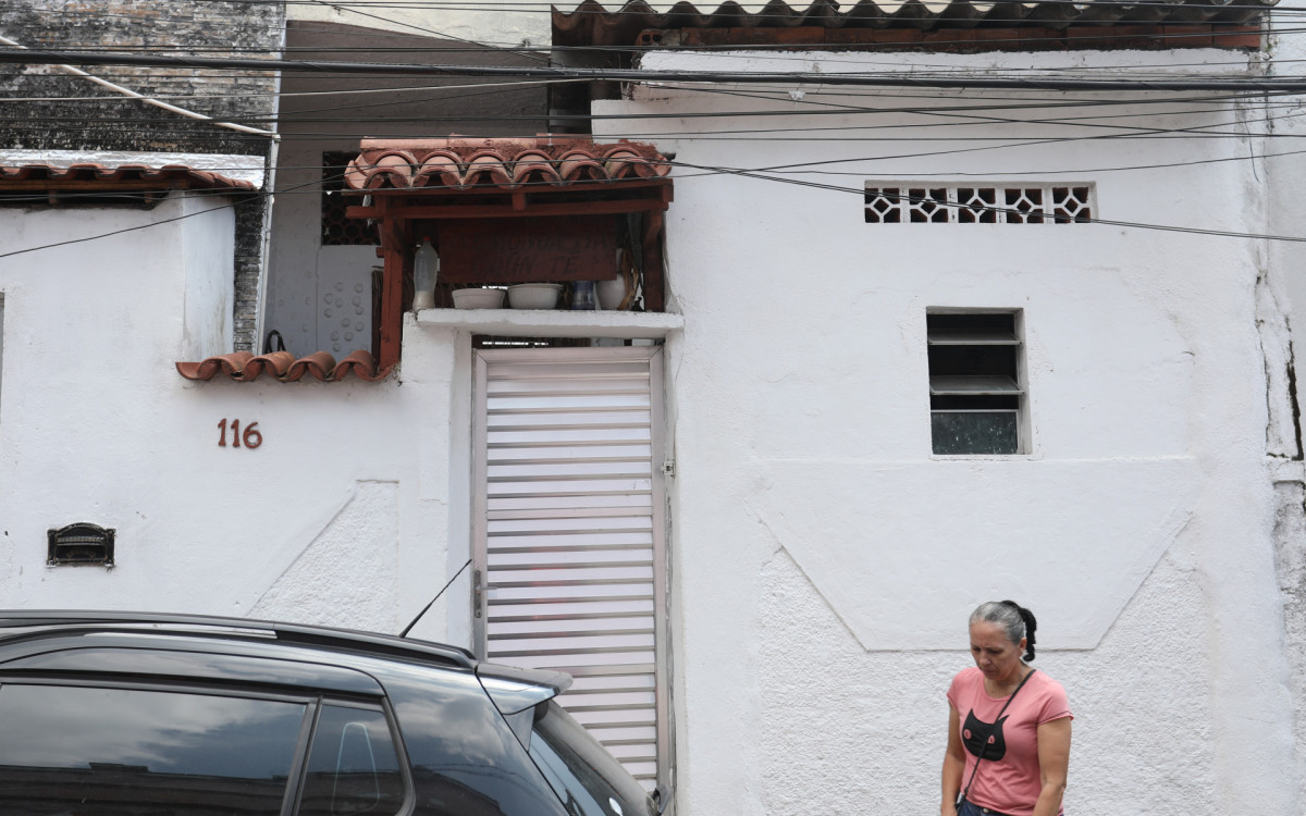 PAUTA ESPECIAL - O guia tur&iacute;stico Cosme, morador e guia no morro da Provid&ecirc;ncia, faz passeios tur&iacute;sticos pelo morro atrav&eacute;s do Rol&eacute; dos Favelados. Na foto, o Terreiro Il&eacute; &Agrave;se Omi FunFun, que &eacute; considerado a mais antiga casa de candombl&eacute; em funcionamento da Zona Portu&aacute;ria.