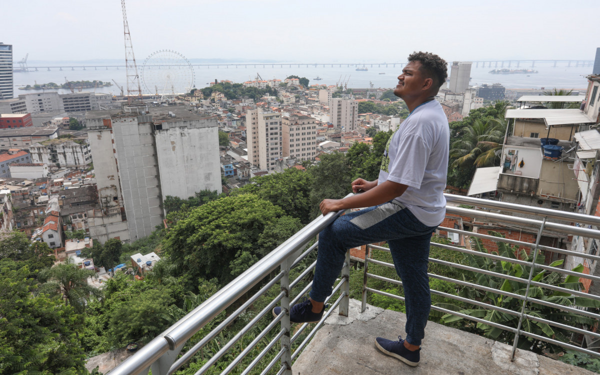 PAUTA ESPECIAL - O guia tur&iacute;stico Cosme, morador e guia no morro da Provid&ecirc;ncia faz passeios tur&iacute;sticos pelo morro atrav&eacute;s do Rol&eacute; dos Favelados. Na foto, Cosme no Mirante da Jura