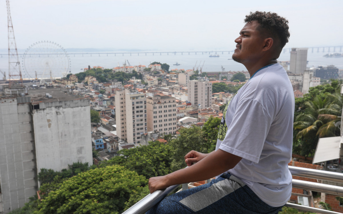 PAUTA ESPECIAL - O guia tur&iacute;stico Cosme, morador e guia no morro da Provid&ecirc;ncia faz passeios tur&iacute;sticos pelo morro atrav&eacute;s do Rol&eacute; dos Favelados. Na foto, Cosme no Mirante da Jura