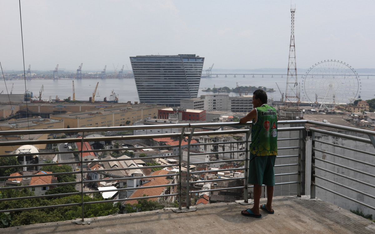 PAUTA ESPECIAL - O guia tur&iacute;stico Cosme, morador e guia no morro da Provid&ecirc;ncia faz passeios tur&iacute;sticos pelo morro atrav&eacute;s do Rol&eacute; dos Favelados. 