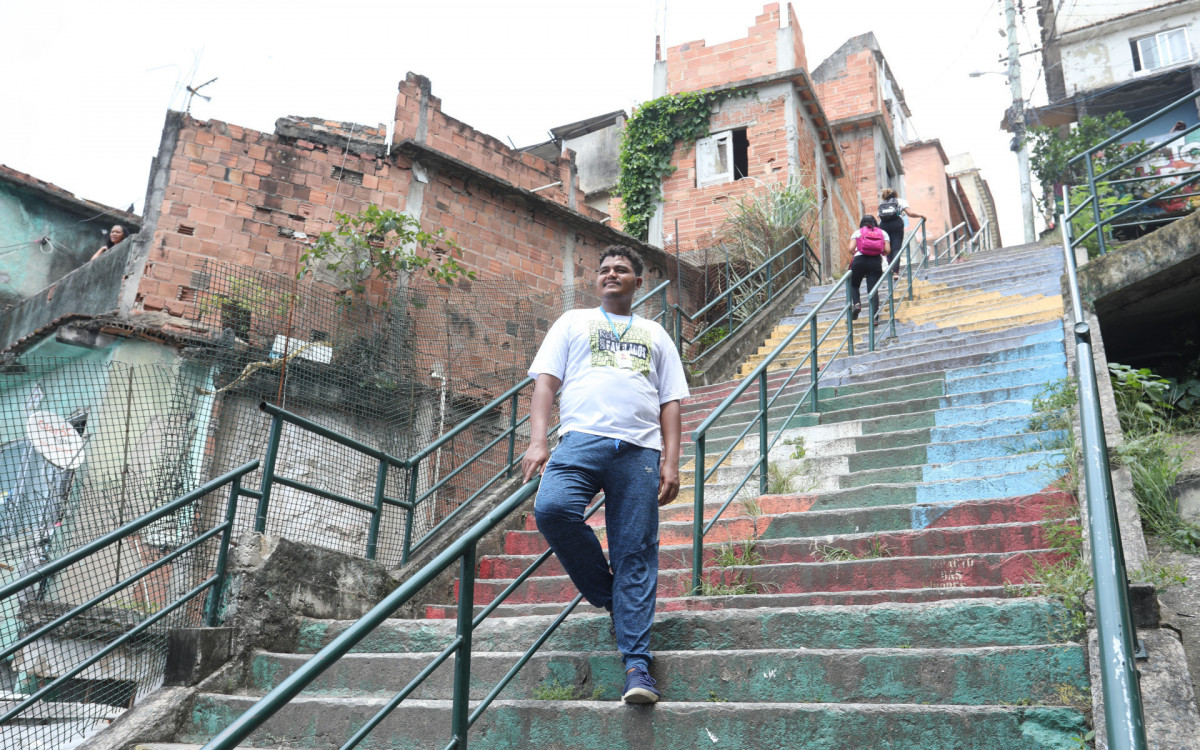 PAUTA ESPECIAL - O guia tur&iacute;stico Cosme, morador e guia no morro da Provid&ecirc;ncia, faz passeios tur&iacute;sticos pelo morro atrav&eacute;s do Rol&eacute; dos Favelados. Na foto, Cosme na escadaria do Morro da Provid&ecirc;ncia.