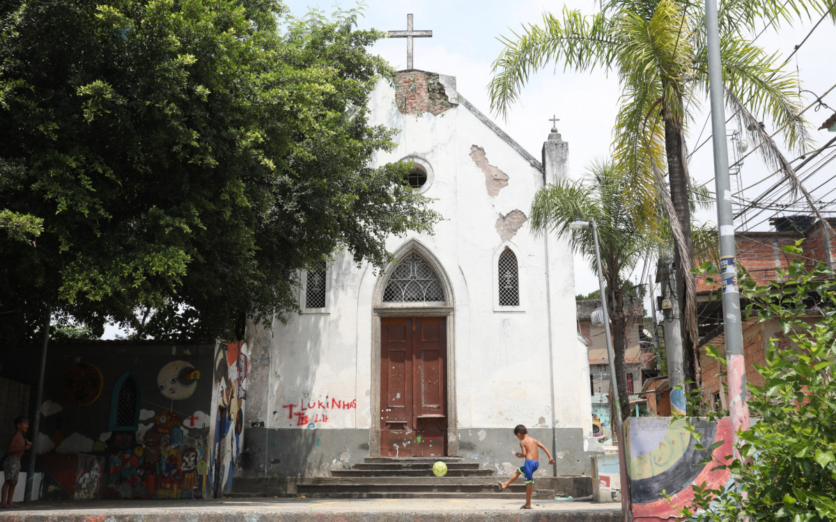 PAUTA ESPECIAL - O guia tur&iacute;stico Cosme, morador e guia no morro da Provid&ecirc;ncia faz passeios tur&iacute;sticos pelo morro atrav&eacute;s do Rol&eacute; dos Favelados. na foto, Igreja Nossa Senhora da Penha.