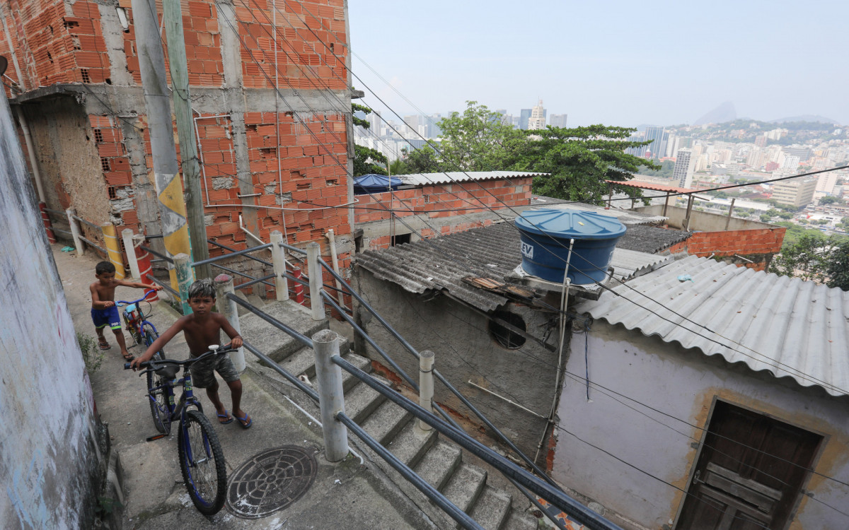 PAUTA ESPECIAL - O guia tur&iacute;stico Cosme, morador e guia no morro da Provid&ecirc;ncia faz passeios tur&iacute;sticos pelo morro atrav&eacute;s do Rol&eacute; dos Favelados. 
