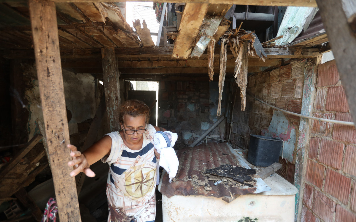 PAUTA ESPECIAL - O guia tur&iacute;stico Cosme, morador e guia no morro da Provid&ecirc;ncia, faz passeios tur&iacute;sticos pelo morro atrav&eacute;s do Rol&eacute; dos Favelados. Na foto, Maria de F&aacute;tima mostra o seu antigo barraco