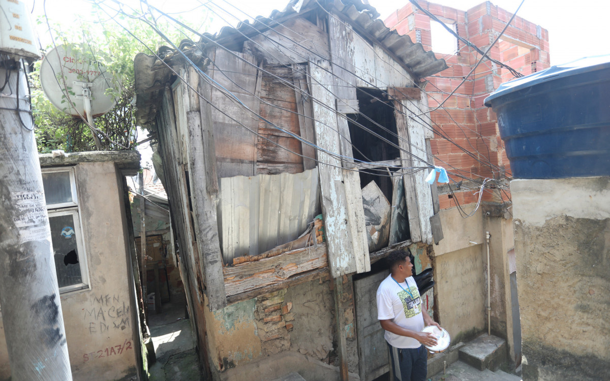 PAUTA ESPECIAL - O guia tur&iacute;stico Cosme, morador e guia no morro da Provid&ecirc;ncia, faz passeios tur&iacute;sticos pelo morro atrav&eacute;s do Rol&eacute; dos Favelados. Cosme simula uma conversa com funcion&aacute;rios da Secretaria de Habita&ccedil;&atilde;o em frente &agrave; antiga casa de Maria de F&aacute;tima.
