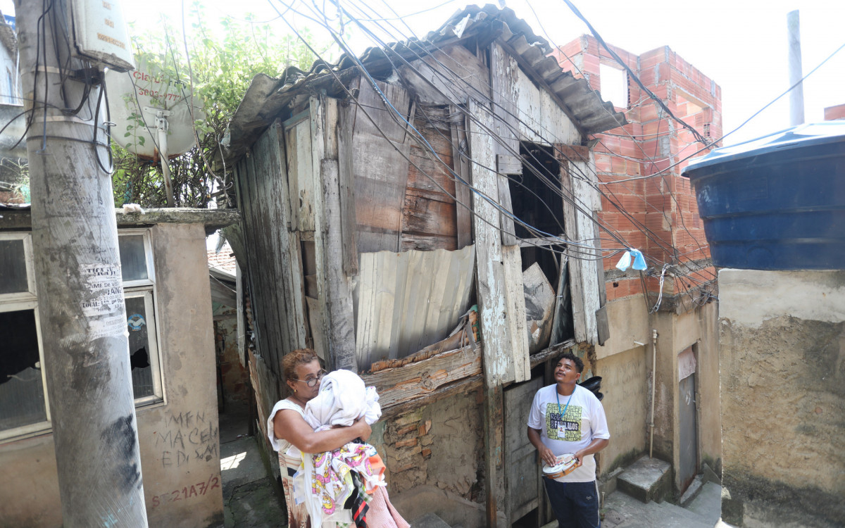 PAUTA ESPECIAL - O guia tur&iacute;stico Cosme, morador e guia no morro da Provid&ecirc;ncia, faz passeios tur&iacute;sticos pelo morro atrav&eacute;s do Rol&eacute; dos Favelados. Cosme simula uma conversa com funcion&aacute;rios da Secretaria de Habita&ccedil;&atilde;o em frente &agrave; antiga casa de Maria de F&aacute;tima.