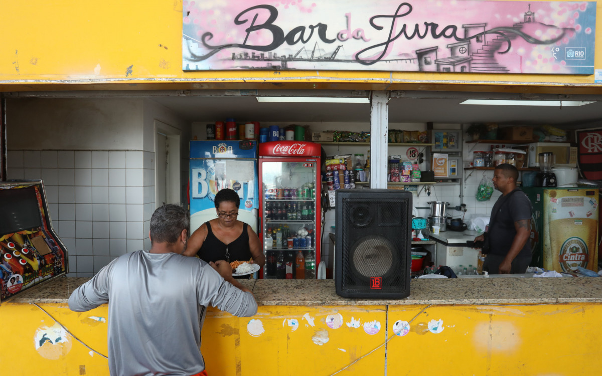 PAUTA ESPECIAL - O guia tur&iacute;stico Cosme, morador e guia no morro da Provid&ecirc;ncia, faz passeios tur&iacute;sticos pelo morro atrav&eacute;s do Rol&eacute; dos Favelados. Na foto, Luciana Gomes, que trabalha no Bar da Jura