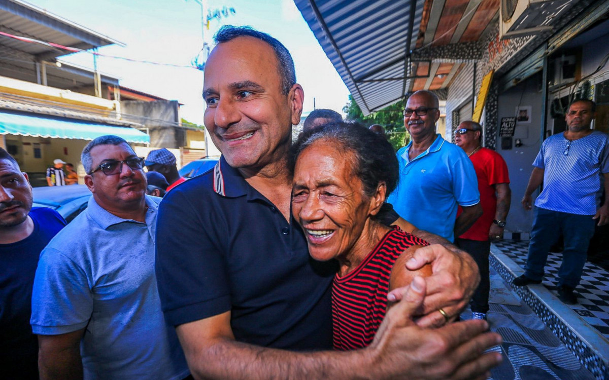 A moradora Maria Helena recebeu um abra&ccedil;o do prefeito e ficou feliz com as obras