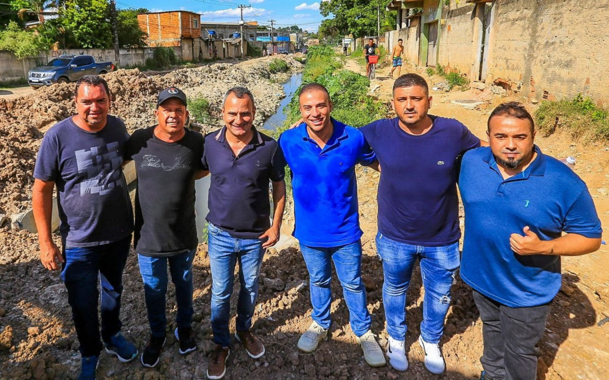 Waguinho (terceiro da esquerda para a direita) e lideran&ccedil;as durante a visita ao bairro Parque S&atilde;o Jos&eacute;