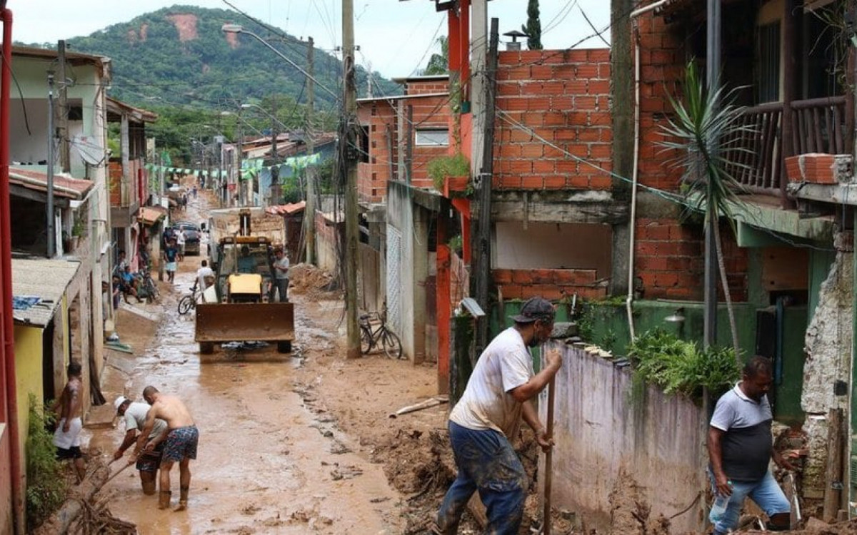 Fortes chuvas provocam alagamentos no bairro Vila Sahy e deixam bombeiros ilhados em S&atilde;o Sebasti&atilde;o