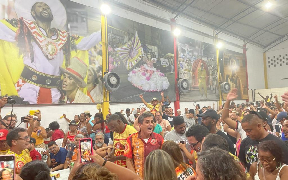 Uni&atilde;o de Maric&aacute; comemora a ida pra Sapuca&iacute; no pr&oacute;ximo Carnaval