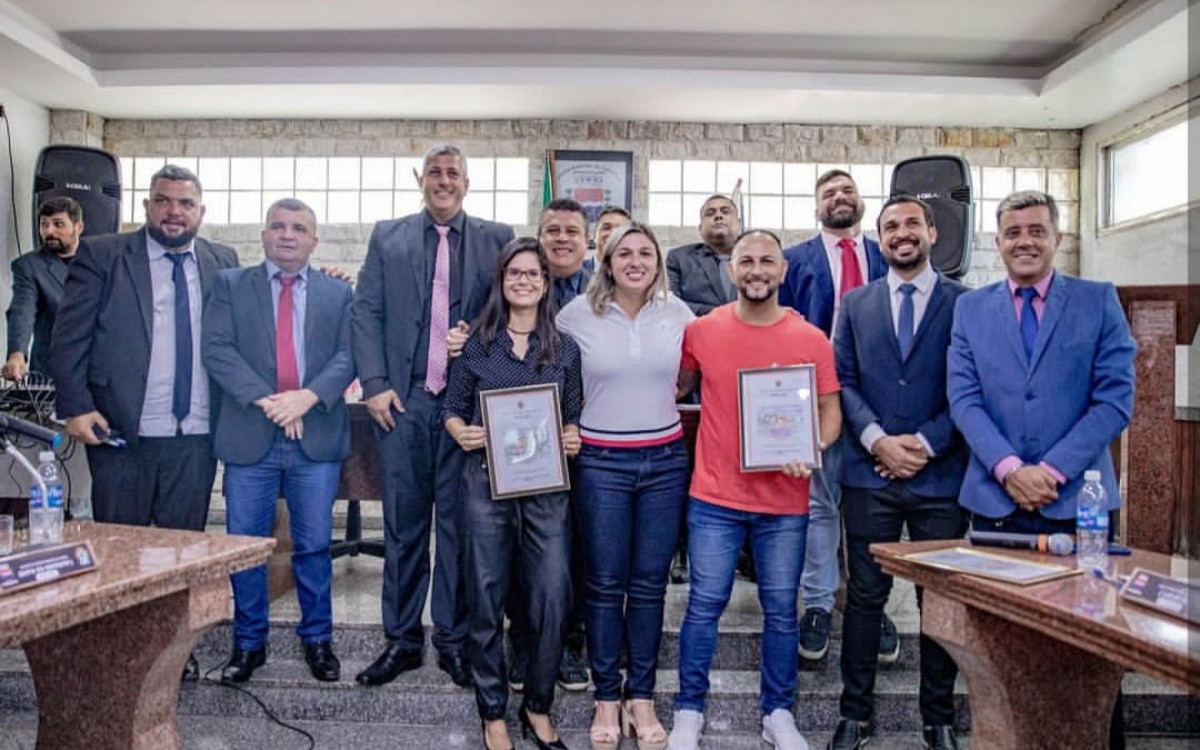 A juíza Rafaela e o intérprete de carnaval Maderson Carvalho são homenageados na Câmara de Vereadores de Guapimirim