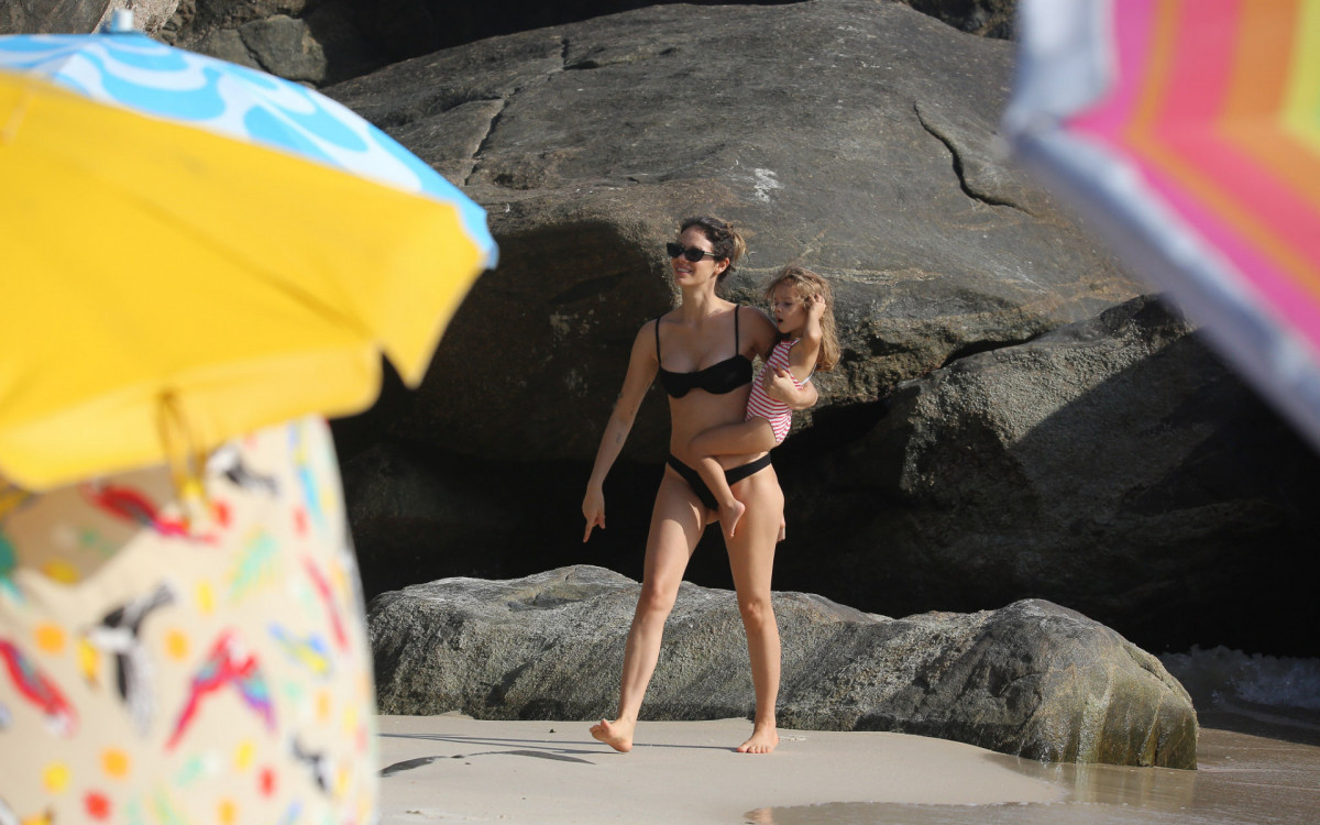 Laura Neiva com a filha na praia de Grumari 