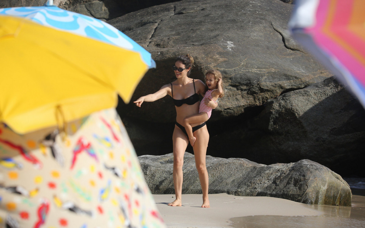 Laura Neiva com a filha na praia de Grumari 