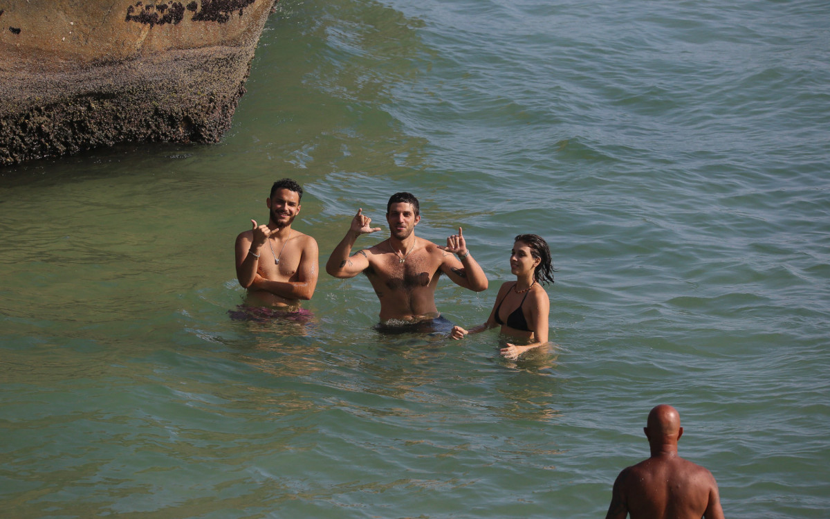 Chay Suede na praia de Grumari 