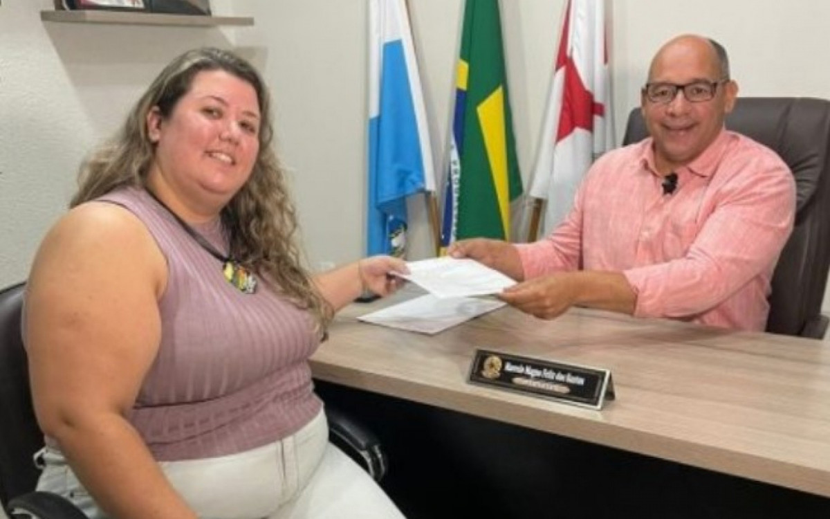 O an&uacute;ncio do prefeito foi feito ao lado da secret&aacute;ria de Obras cabista, Talita Sternberg.