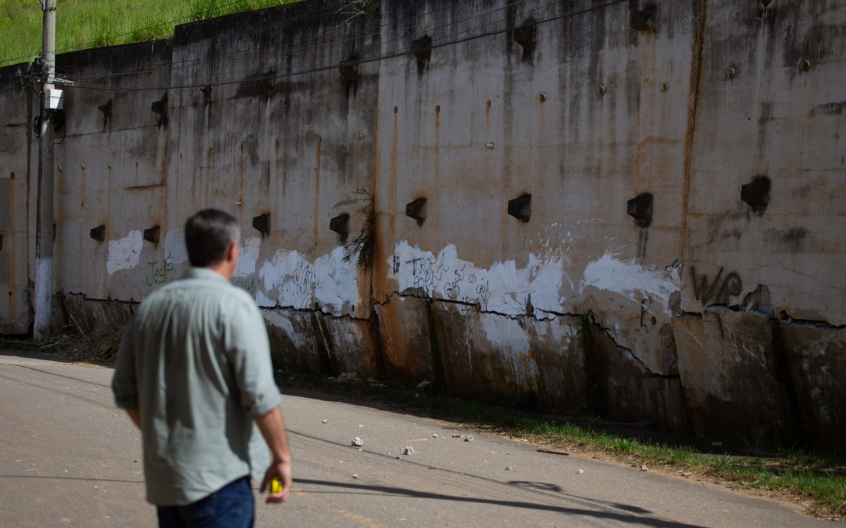 Foi feito sobrevoo de drone no local, onde se observa a necessidade de estudo geológico do solo