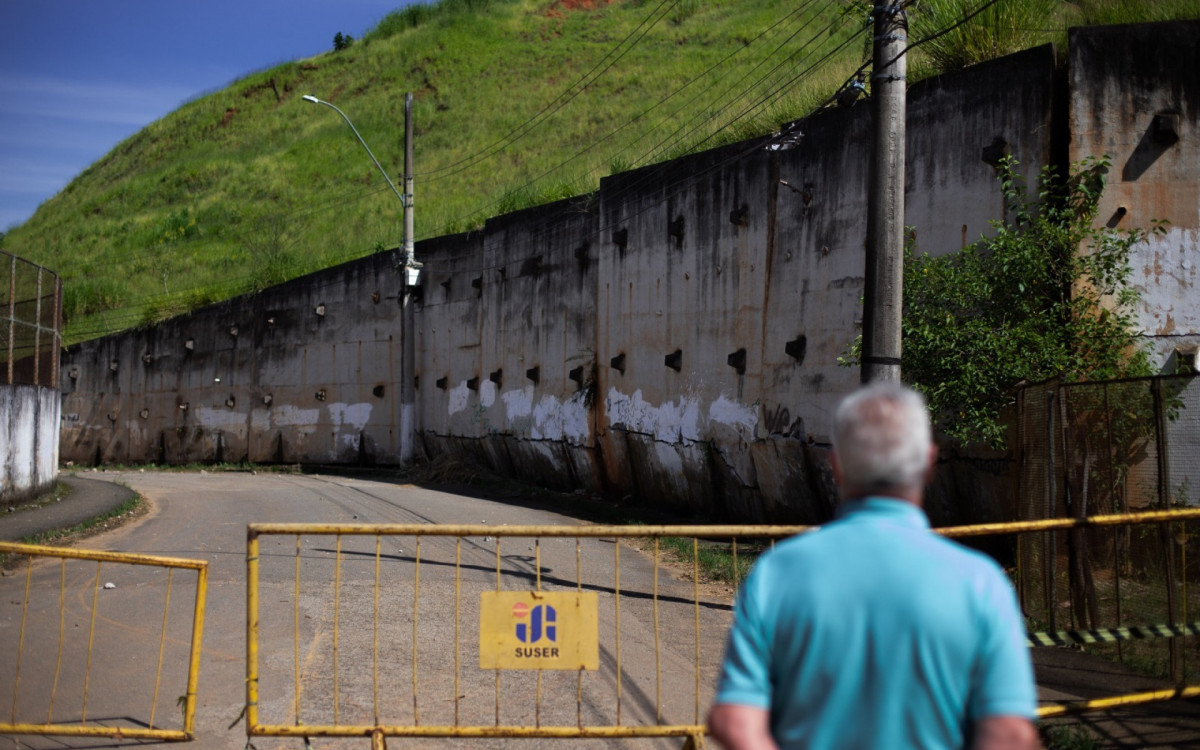 Muro vai receber perfis metálicos para dar sustentação à estrutura, de forma emergencial