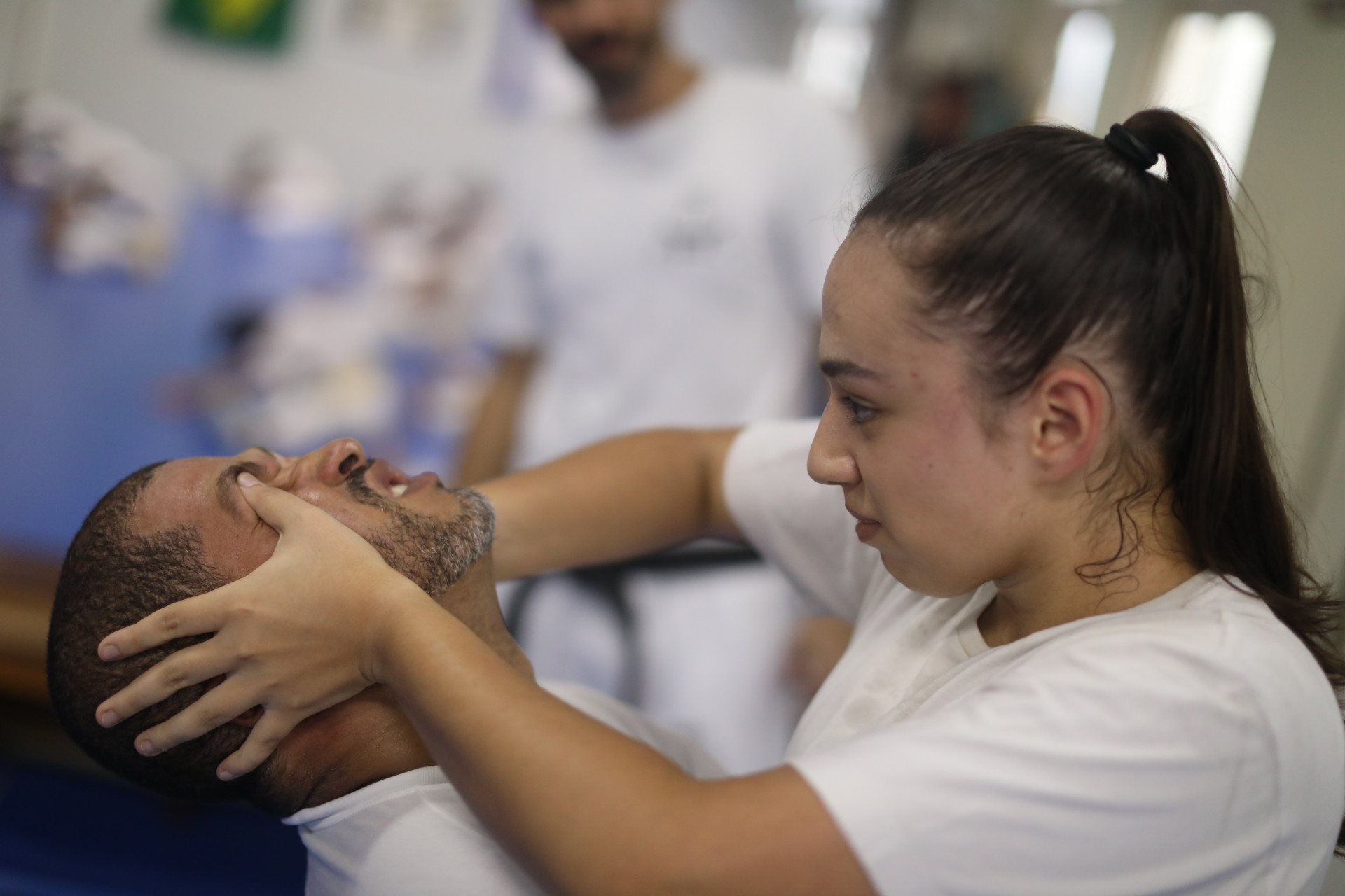 Krav Maga: atingindo pontos sens&iacute;veis do agressor em situa&ccedil;&atilde;o de agarramento. Na foto, Mel Vianna -  Pedro Ivo / Ag&ecirc;ncia O Dia