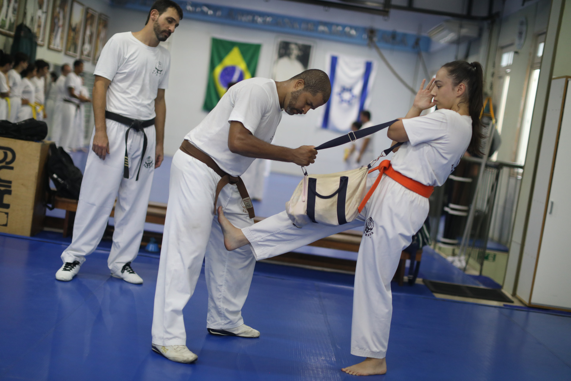 Krav Maga: t&eacute;cnica para escapar de pux&atilde;o de bolsa. Na foto, Mel Vianna
 -  Pedro Ivo / Ag&ecirc;ncia O Dia