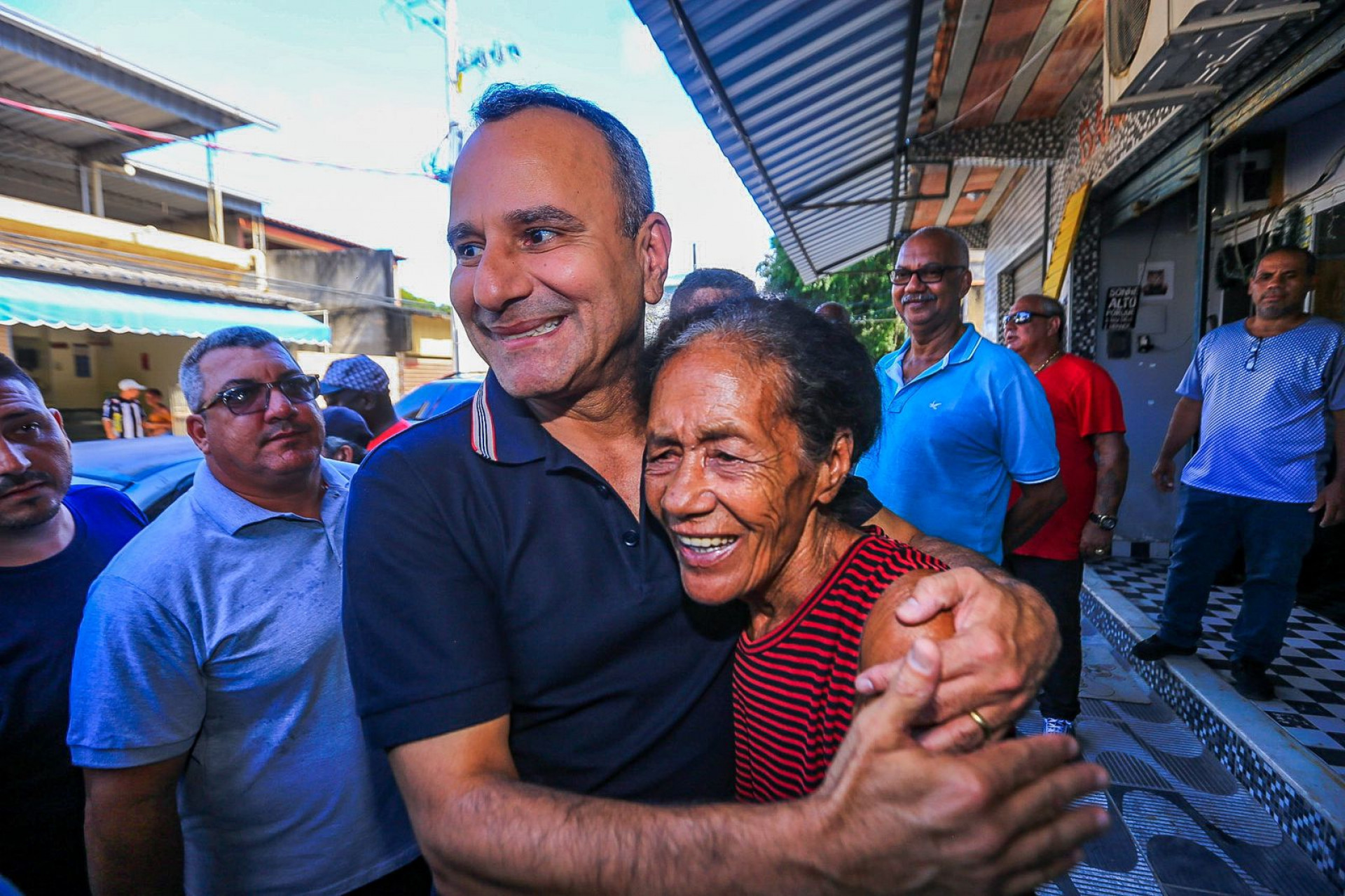 A moradora Maria Helena recebeu um abra&ccedil;o do prefeito e ficou feliz com as obras - Rafael Barreto / PMBR