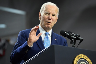 Biden pede proibição de armas de assalto após chacina em escola dos EUA