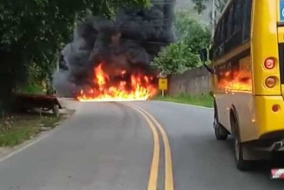 Incêndio em ônibus interdita totalmente Estrada da Jacuba