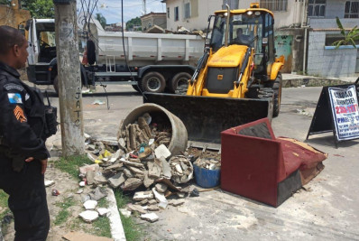 PM realiza ação de remoção de barricadas em comunidades de São João de Meriti