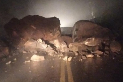 Pedras rolam da encosta e fecham a Rio-Santos na altura de Praia Brava