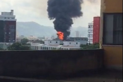 Incêndio atinge galpão da Companhia Siderúrgica Nacional em Volta Redonda