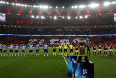 Torcida do Flamengo faz mosaico em homenagem aos 70 anos de Zico