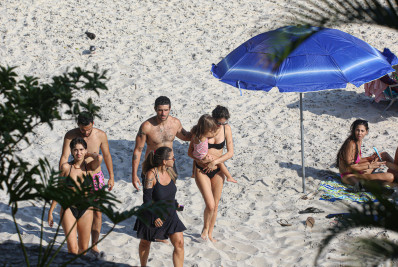 Chay Suede curte dia de folga com Laura Neiva e os filhos