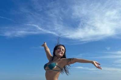 Larissa Manoela se diverte em dia de praia e recebe elogios