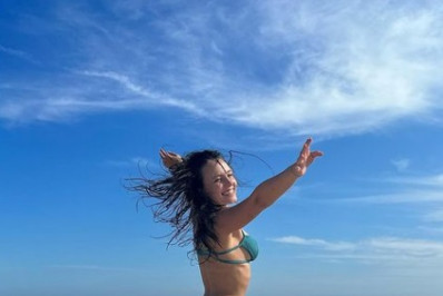 Larissa Manoela se diverte em dia de praia e recebe elogios