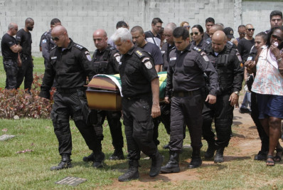 Corpo de sargento da PM encontrado carbonizado é enterrado em cemitério da Zona Oeste