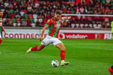 Ex-lateral do Vasco se torna artilheiro do Campeonato Português: 'Gratificante'