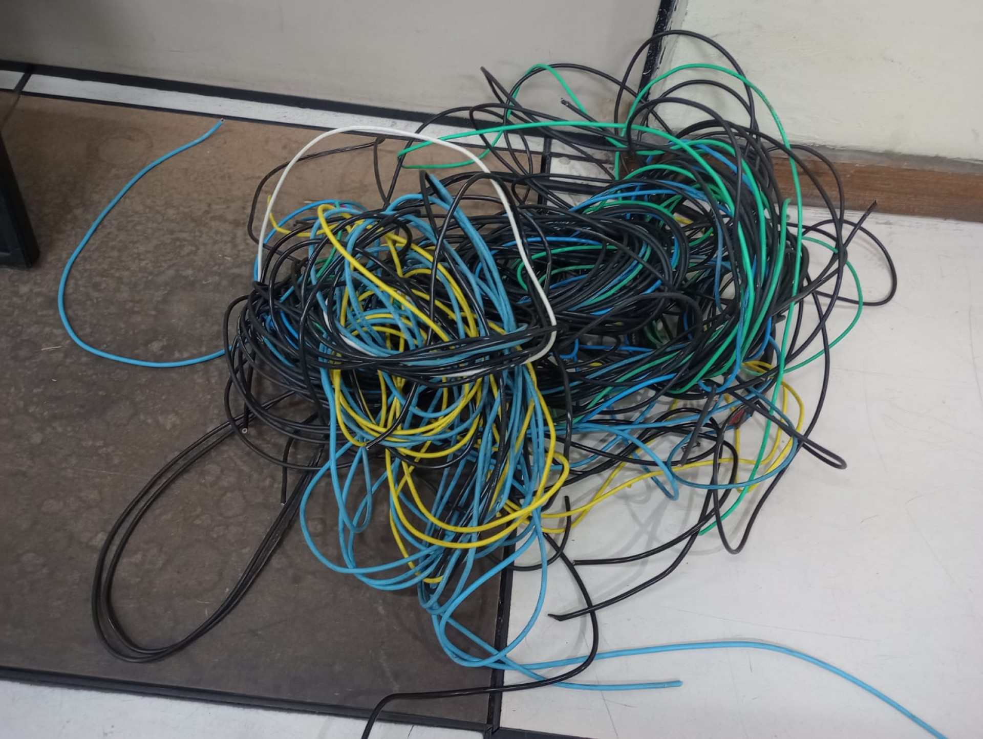 Cabos elétricos estavam com os criminosos e os policiais apreenderam o material - Divulgação / PMERJ