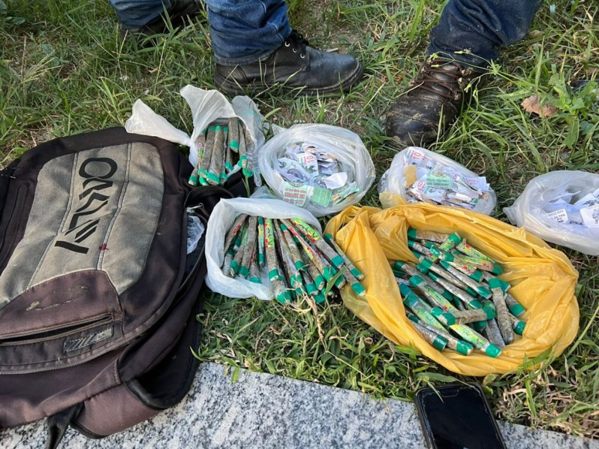 Ele tentou fugir ao perceber a aproxima&Atilde;&sect;&Atilde;&pound;o da PM, mas foi capturado com 107 pedras de crack, 96 buchas de maconha, 16 c&Atilde;&iexcl;psulas de coca&Atilde;&shy;na e R$ 28 em esp&Atilde;&copy;cie. - Letycia Rocha (RC24h)